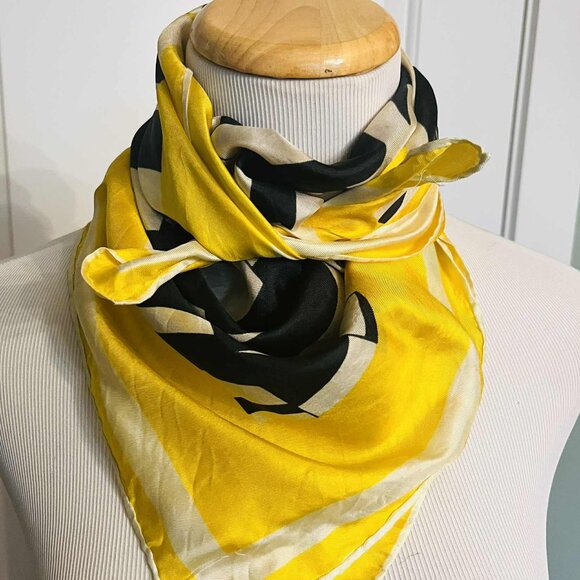 Vintage 100% Silk Geometric Scarf — Hand-Rolled Hem (70 × 70 cm) - Picture 7 of 8